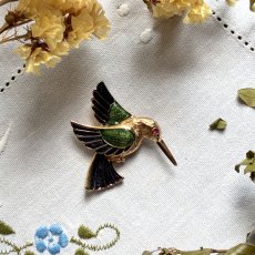画像1: 英国ヴィンテージ｜ハチドリの幸運ブローチ〈ゴールド×グリーン＆ブルーエナメル〉 (1)