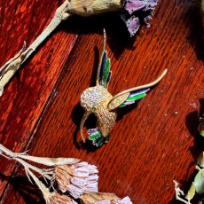 画像2: 小さな勇気を胸に──英国ヴィンテージ ハチドリエナメル＆クリスタルブローチ (2)