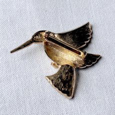 画像7: 英国ヴィンテージ｜ハチドリの幸運ブローチ〈ゴールド×グリーン＆ブルーエナメル〉 (7)