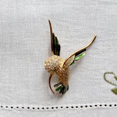 画像4: 翼に光を、心に祝福を──英国ヴィンテージ ハチドリエナメル＆クリスタルブローチ (4)