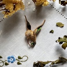 画像1: 翼に光を、心に祝福を──英国ヴィンテージ ハチドリエナメル＆クリスタルブローチ (1)