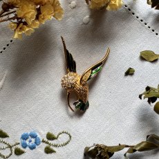 画像1: 小さな勇気を胸に──英国ヴィンテージ ハチドリエナメル＆クリスタルブローチ (1)