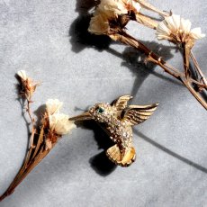 画像4: 光を運ぶ翼──英国ヴィンテージ ハチドリラインストーンブローチ (4)