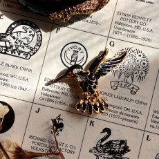 画像1: 彩りの羽ばたき──英国ヴィンテージ クロワゾネ ハチドリブローチ (1)