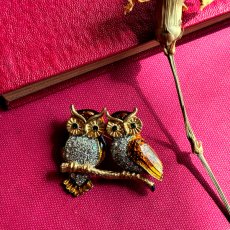 画像2: 英国ヴィンテージ・エナメルブローチ　寄り添う2羽のフクロウ  (2)