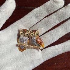 画像9: 英国ヴィンテージ・エナメルブローチ　寄り添う2羽のフクロウ  (9)