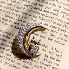 画像2: 英国ヴィンテージブローチ｜刻印BJ フクロウと月のクリスタルブローチ 知恵と幸福を運ぶ守護の鳥 (2)