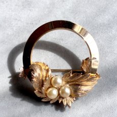画像17: SARAH COVENTRY サラコベントリー ヴィンテージブローチ 花とパールのリース（1960–70s） (17)