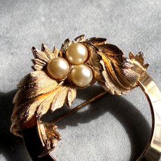 画像23: SARAH COVENTRY サラコベントリー ヴィンテージブローチ 花とパールのリース（1960–70s） (23)
