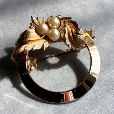 画像22: SARAH COVENTRY サラコベントリー ヴィンテージブローチ 花とパールのリース（1960–70s） (22)