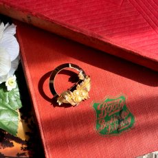 画像16: SARAH COVENTRY サラコベントリー ヴィンテージブローチ 花とパールのリース（1960–70s） (16)