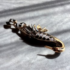 画像6: Signed jewelry 英国ヴィンテージブローチ 孔雀 後ろを振り向く優雅な姿　黒のエナメルとラインストーン煌めくゴールドトーン (6)