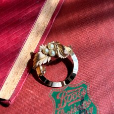 画像24: SARAH COVENTRY サラコベントリー ヴィンテージブローチ 花とパールのリース（1960–70s） (24)