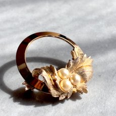 画像18: SARAH COVENTRY サラコベントリー ヴィンテージブローチ 花とパールのリース（1960–70s） (18)