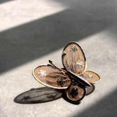画像4: 英国ヴィンテージブローチ&ネックレス 2WAY｜幸せを運ぶ小さな羽音 蝶モチーフジュエリー (4)