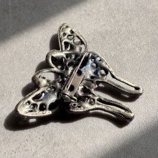 画像6: 英国ヴィンテージブローチ｜透かし蝶に咲くパープルの花 (6)