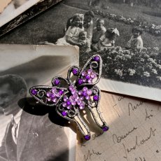 画像2: 英国ヴィンテージブローチ｜透かし蝶に咲くパープルの花 (2)