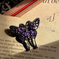 画像1: 英国ヴィンテージブローチ｜透かし蝶に咲くパープルの花 (1)