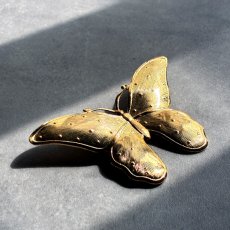 画像4: 英国ヴィンテージブローチ｜ゴールド蝶 モチーフ 優雅に舞うクラシックジュエリー (4)