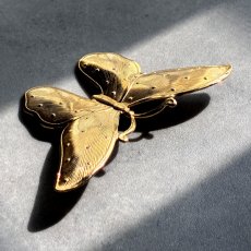画像5: 英国ヴィンテージブローチ｜ゴールド蝶 モチーフ 優雅に舞うクラシックジュエリー (5)