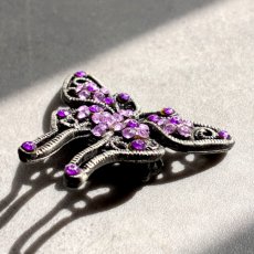 画像5: 英国ヴィンテージブローチ｜透かし蝶に咲くパープルの花 (5)