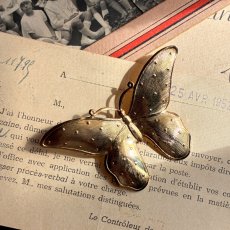 画像1: 英国ヴィンテージブローチ｜ゴールド蝶 モチーフ 優雅に舞うクラシックジュエリー (1)