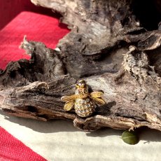 画像1: 小さな幸運を運ぶ蜂 ― 英国ヴィンテージの輝きスティックピンブローチ (1)