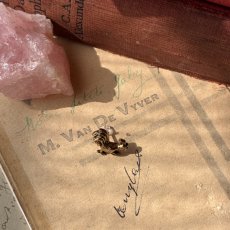 画像3: 朝の光を運ぶ英国ヴィンテージの鶏ブローチ ― 祝福を告げる小さな晴れやかさ (3)