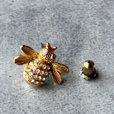 画像4: 小さな幸運を運ぶ蜂 ― 英国ヴィンテージの輝きスティックピンブローチ (4)