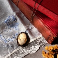 画像11: 英国 1930s 天然貝のシェルカメオ 2WAYネックレス＆ブローチ ― 光を纏う祈りの横顔 (11)