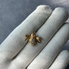 画像6: 小さな幸運を運ぶ蜂 ― 英国ヴィンテージの輝きスティックピンブローチ (6)