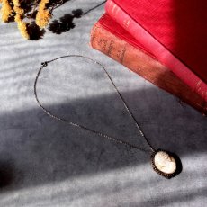 画像10: 英国 1930s 天然貝のシェルカメオ 2WAYネックレス＆ブローチ ― 光を纏う祈りの横顔 (10)