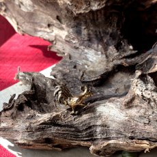 画像4: 朝の光を運ぶ英国ヴィンテージの鶏ブローチ ― 祝福を告げる小さな晴れやかさ (4)