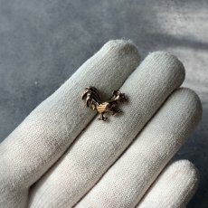 画像7: 朝の光を運ぶ英国ヴィンテージの鶏ブローチ ― 祝福を告げる小さな晴れやかさ (7)