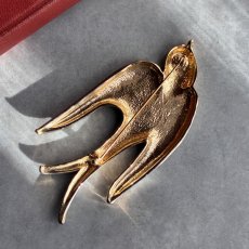 画像6: 英国ヴィンテージ　空へ舞い上がるゴールドスワローのブローチ (6)