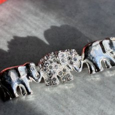 画像2: 英国ヴィンテージブローチ｜幸せをつなぐ、小さな行進 — 3匹の象のヴィンテージブローチ (2)