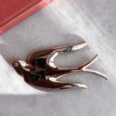 画像2: 英国ヴィンテージ　空へ舞い上がるゴールドスワローのブローチ (2)