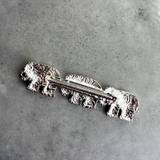 画像4: 英国ヴィンテージブローチ｜幸せをつなぐ、小さな行進 — 3匹の象のヴィンテージブローチ (4)