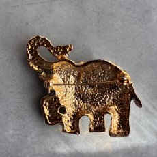 画像7: 英国ヴィンテージブローチ｜エメラルドの瞳が輝く幸運のクリスタルの象ブローチ (7)