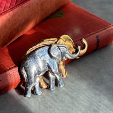 画像2: 英国ヴィンテージ　寄り添うふたつの象ブローチ — ゴールドとシルバーが紡ぐ、お守りのような一歩  (2)