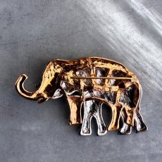画像5: 英国ヴィンテージ　寄り添うふたつの象ブローチ — ゴールドとシルバーが紡ぐ、お守りのような一歩  (5)