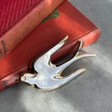 画像1: 英国ヴィンテージ　空へ舞い上がるゴールドスワローのブローチ (1)