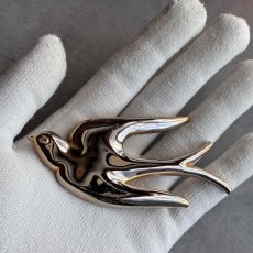 画像7: 英国ヴィンテージ　空へ舞い上がるゴールドスワローのブローチ (7)