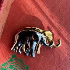 画像1: 英国ヴィンテージ　寄り添うふたつの象ブローチ — ゴールドとシルバーが紡ぐ、お守りのような一歩  (1)