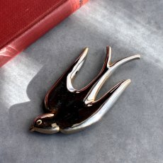 画像3: 英国ヴィンテージ　空へ舞い上がるゴールドスワローのブローチ (3)