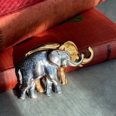 画像3: 英国ヴィンテージ　寄り添うふたつの象ブローチ — ゴールドとシルバーが紡ぐ、お守りのような一歩  (3)