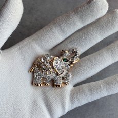 画像8: 英国ヴィンテージブローチ｜エメラルドの瞳が輝く幸運のクリスタルの象ブローチ (8)