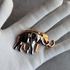 画像6: 英国ヴィンテージ　寄り添うふたつの象ブローチ — ゴールドとシルバーが紡ぐ、お守りのような一歩  (6)