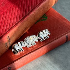 画像1: 英国ヴィンテージブローチ｜幸せをつなぐ、小さな行進 — 3匹の象のヴィンテージブローチ (1)
