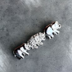 画像3: 英国ヴィンテージブローチ｜幸せをつなぐ、小さな行進 — 3匹の象のヴィンテージブローチ (3)